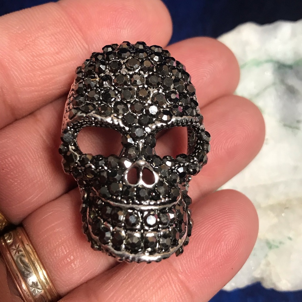 Chrome silver rhinestone skull brooch - Picture 4 of 5